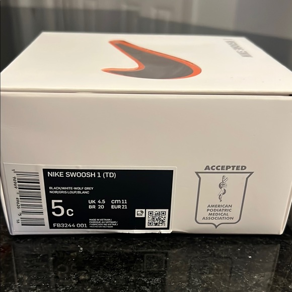 Nike Kids Flyknit Shoes - Black and Gray - Picture 4 of 8